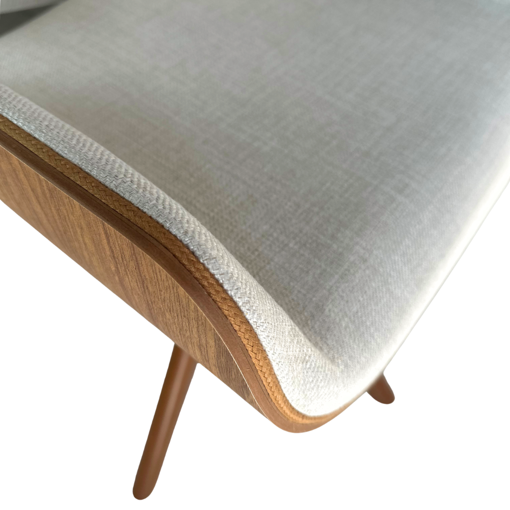 Cadeira de Jantar / Escritório Giratória Heloísa Cor Freijó Tecido Linen Cru