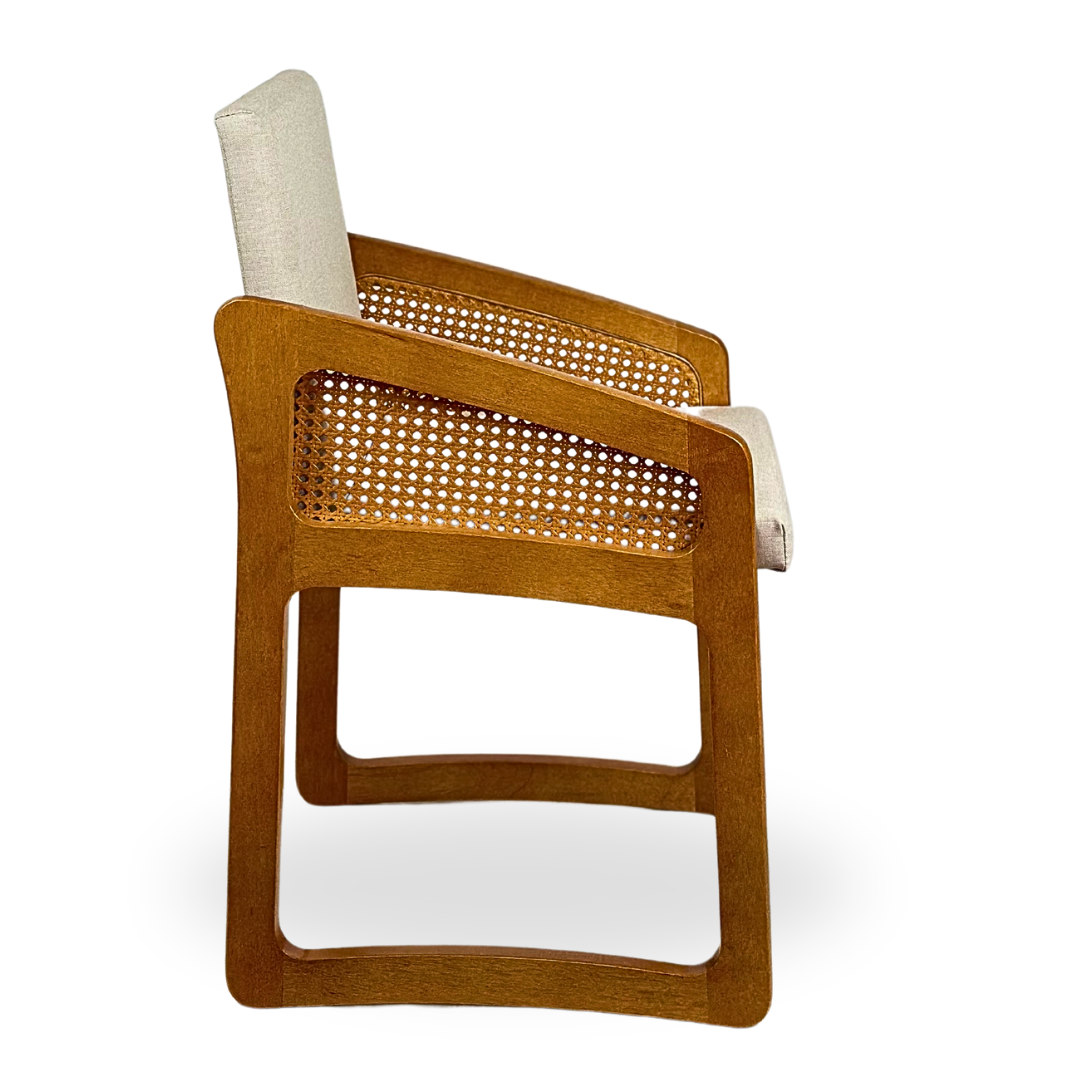 Cadeira de Madeira com Telinha Amália Cor Freijó Tecido Linho Bege