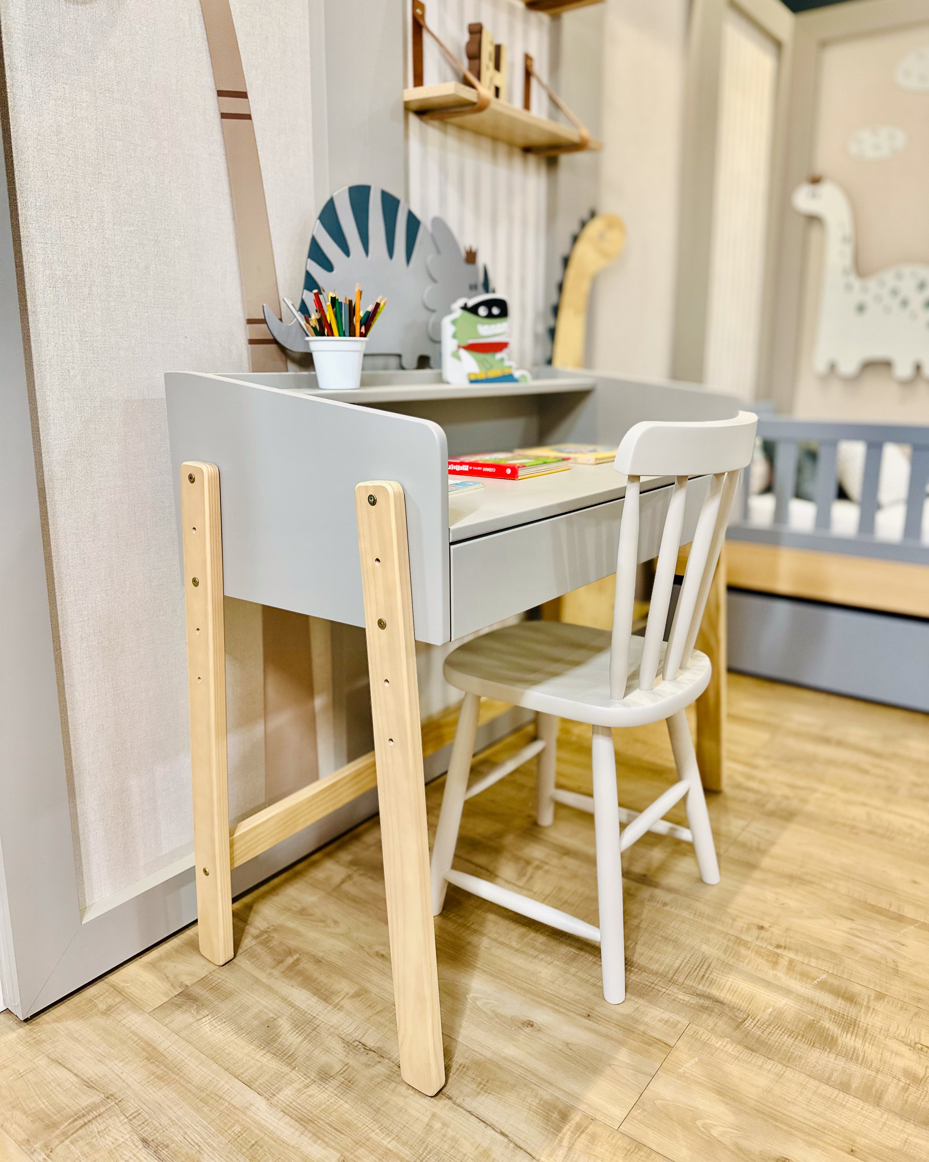 Escrivaninha Play Cor Areia com pé regulável