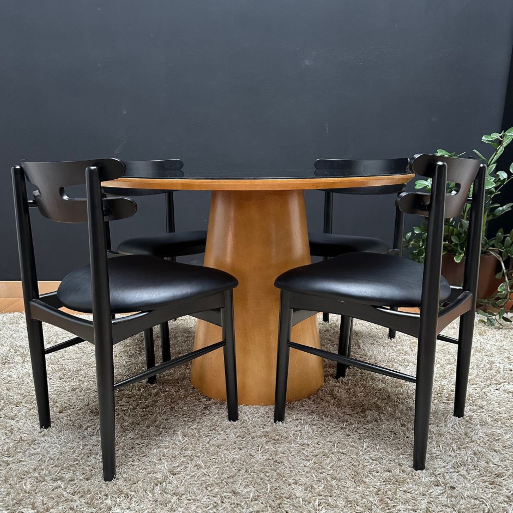 Mesa de Jantar Redonda Margô Cone/Tampo Amêndoa e Vidro Preto 110cm + 4 Cadeiras Madeira HW Hanna Preta Courino Preto