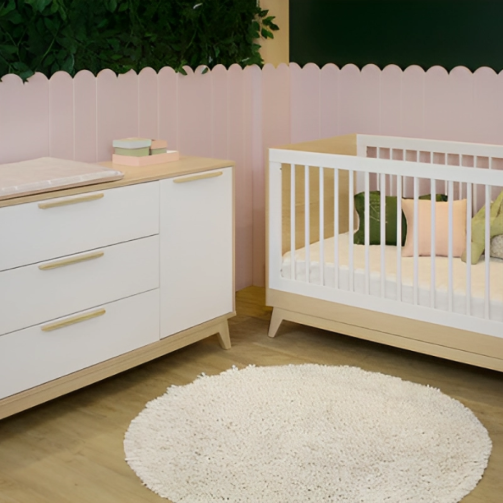 Conjunto Quarto Bebê: Berço + Cômoda 3 Gavetas e 1 Porta Petit Branco e Carvalho