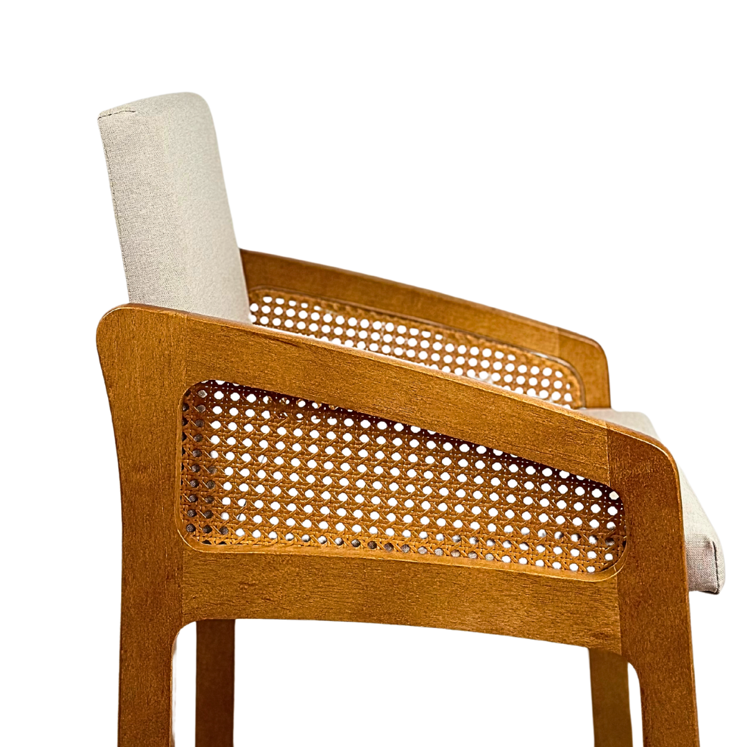 Cadeira de Madeira com Telinha Amália Cor Freijó Tecido Linho Bege