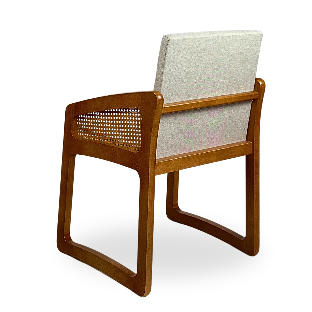 Cadeira de Madeira com Telinha Amália Cor Freijó Tecido Linho Bege