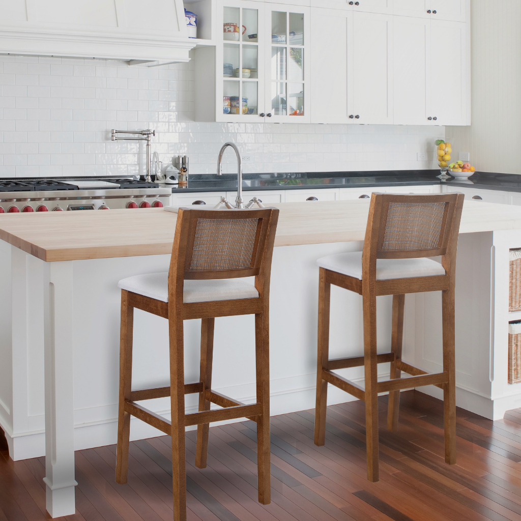 Banqueta Alta Banqueta Silvia Banqueta com telinha Banqueta com linho Linho cor creme Ilha de cozinha Cozinha Sala de jantar Banqueta em madeira Madeira cor imbuia Banqueta com 75 cm Estofado em linho claro