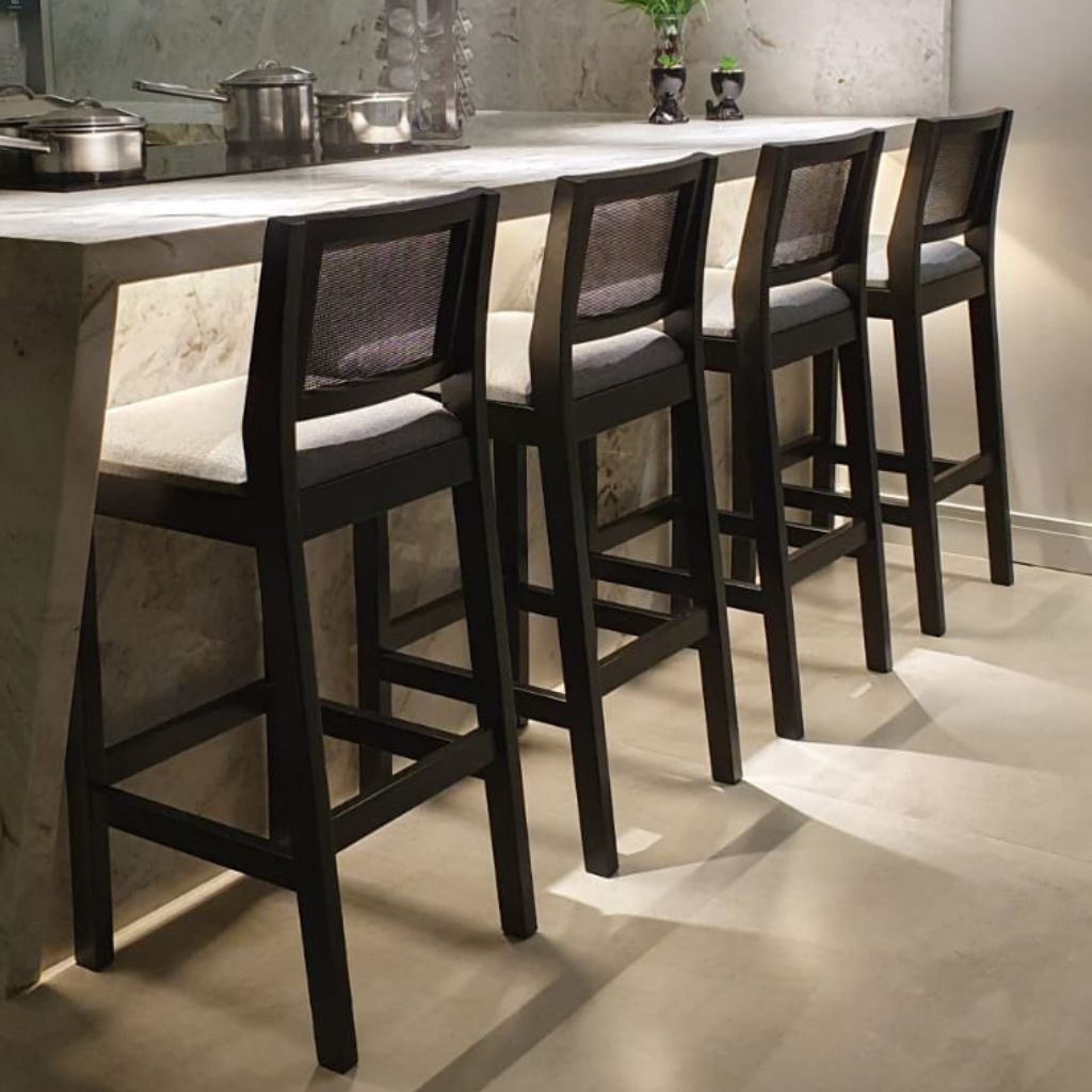 Bancada 90cm Banqueta preta Banqueta com telinha Banqueta com tecido linho Linho escuro Preto Madeira Banqueta em Madeira Pintura em Laca Laca Preta Cozinha Cozinha com Ilha Ilha de Cozinha Banqueta com 65 cm