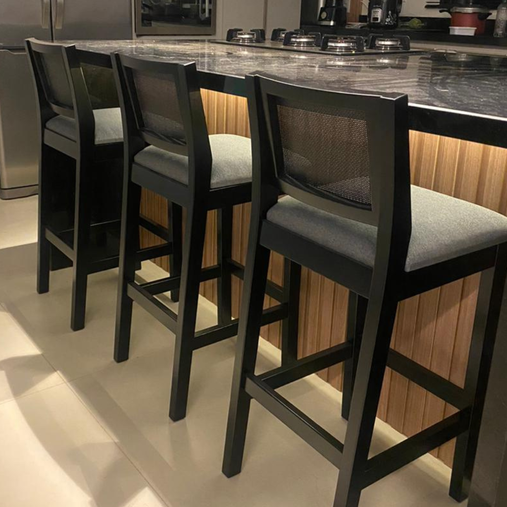 Banqueta preta Banqueta alta Banqueta silvai Banqueta com linho escuro Banqueta com telinha Banqueta em madeira Banqueta com pintura em laca preta Linho preto Ilha de cozinha Cozinha Sala de jantar Telinha Preto Banqueta com 75 cm