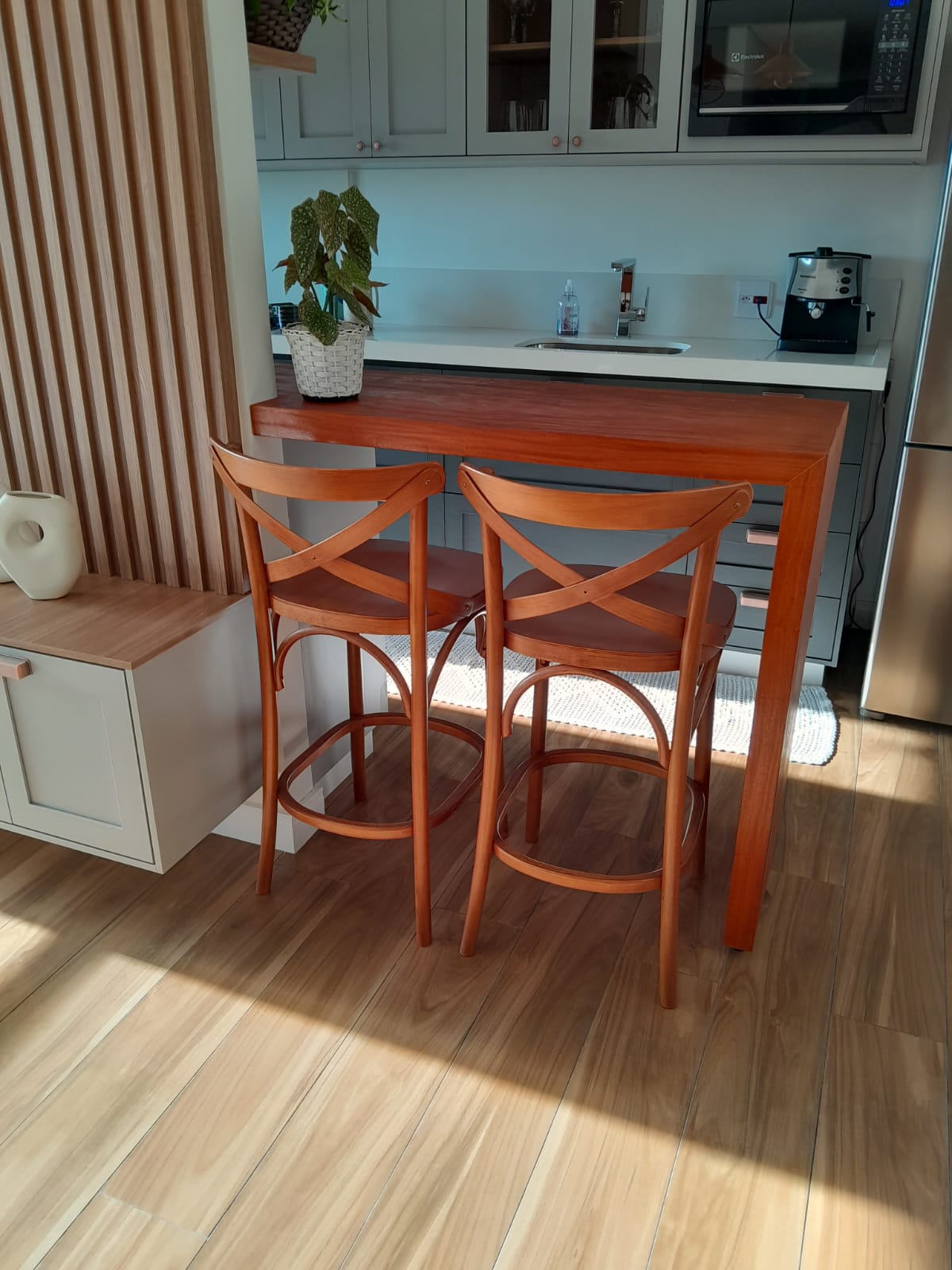 Cozinha Bancada de cozinha Banqueta para cozinha Banqueta alta Banqueta em madeira Cor amêndoa