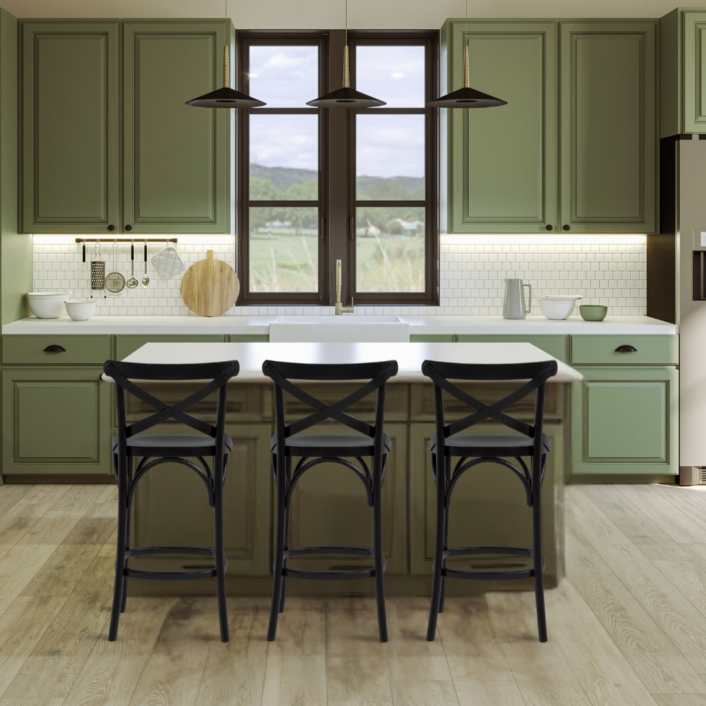 Cozinha verde Verde musgo Banqueta preta Baqueta em estilo boho Banqueta com encosto em X Bancada de cozinha Ilha de cozinha