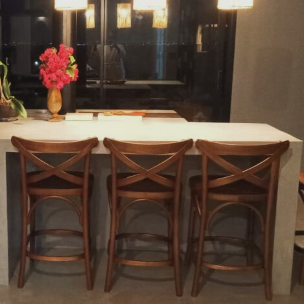 Banqueta Banqueta em madeira Madeira cor castanho Castanho Banqueta alta Banqueta 75 cm
