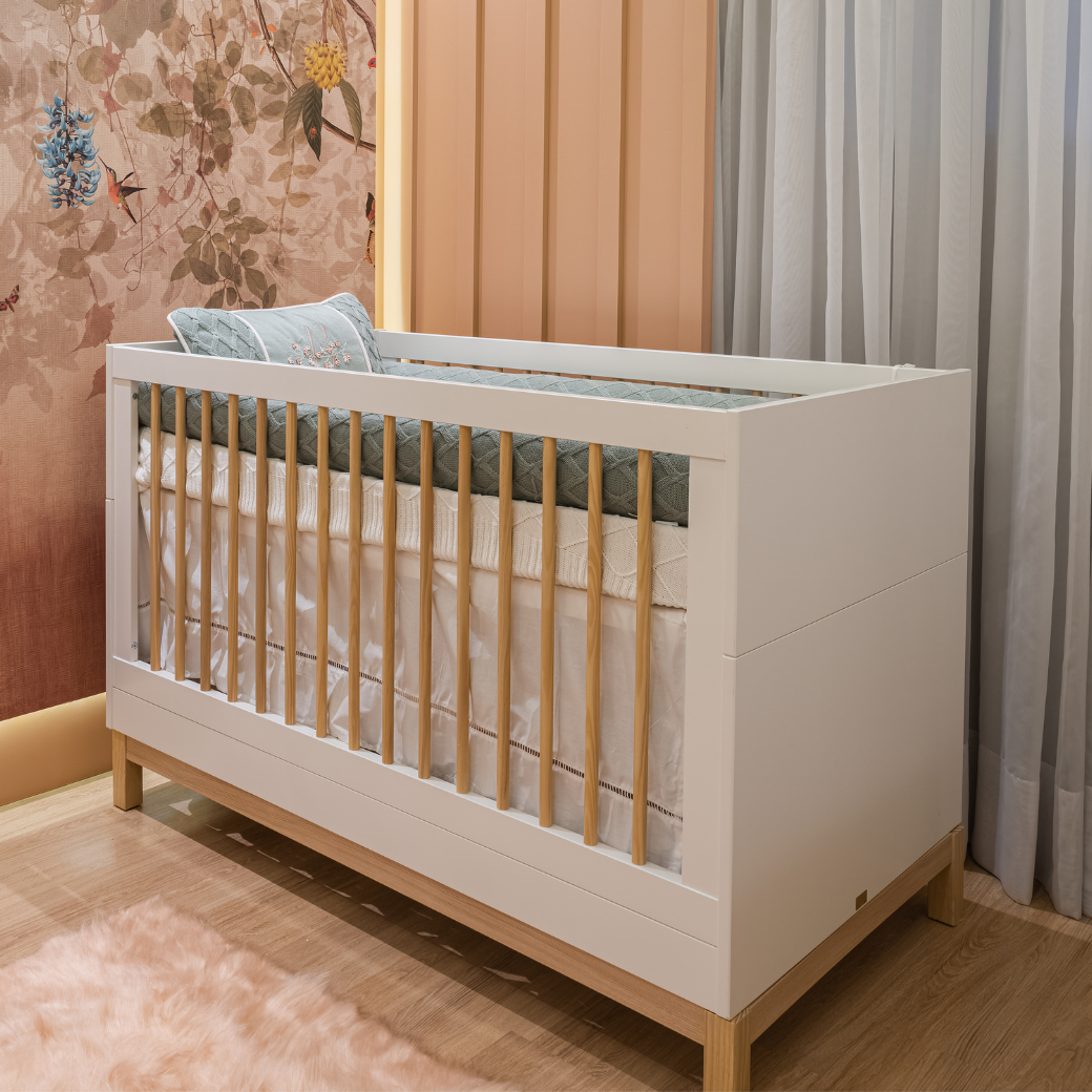Berço para Bebê Branco com Carvalho Malva da Marca Quater em um Quarto Floral para Menina