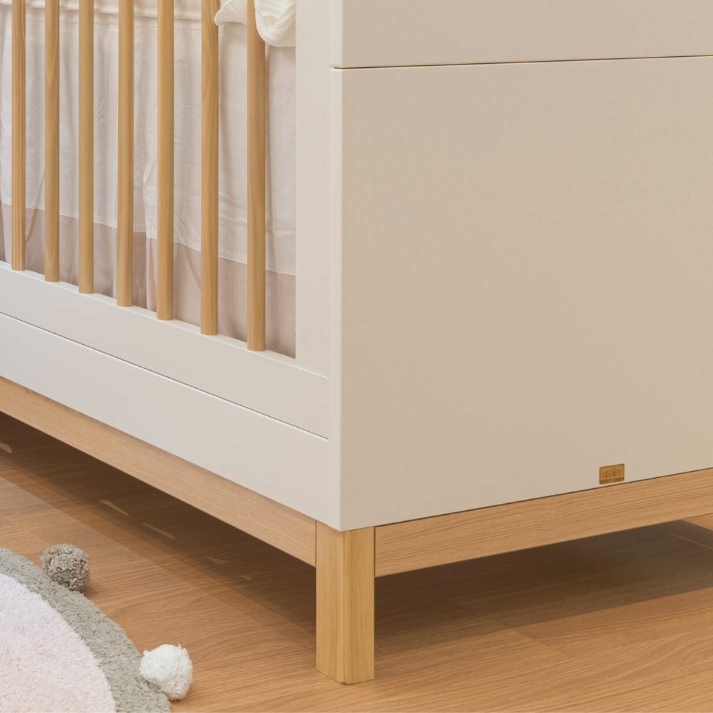 Berço Americano para Quarto de Bebê 2 em 1 Cozy Cor Branco e Carvalho - Quater
