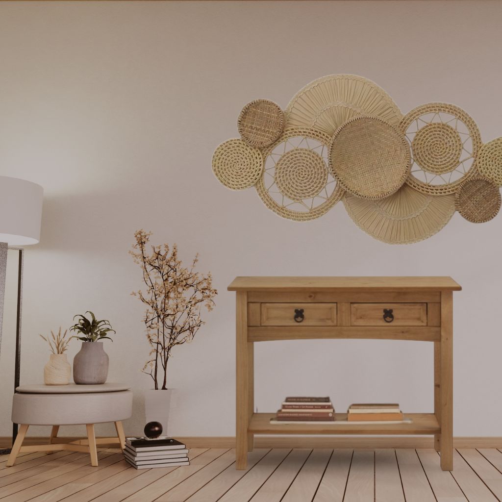 Aparador com 2 Gavetas de Madeira na Cor Natural em um ambiente no estilo boho.