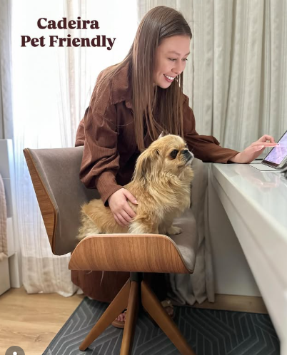 Cadeira de Jantar / Escritório Giratória Heloísa Cor Freijó Tecido Pet Friendly