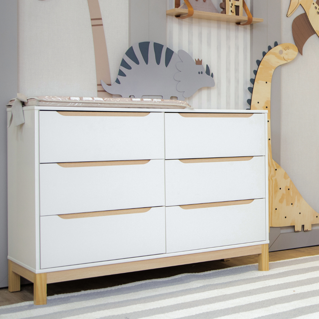 Cômoda Grande Infantil Cozy 6 Gavetas Cor Branco e Carvalho - Quater