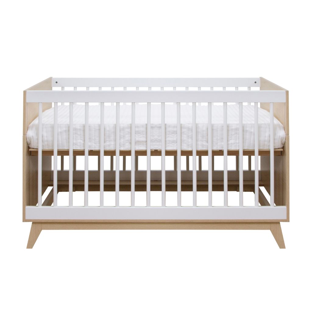 Conjunto Quarto Bebê: Berço + Guarda Roupa 3 Portas e 2 Gavetas Petit Branco e Carvalho