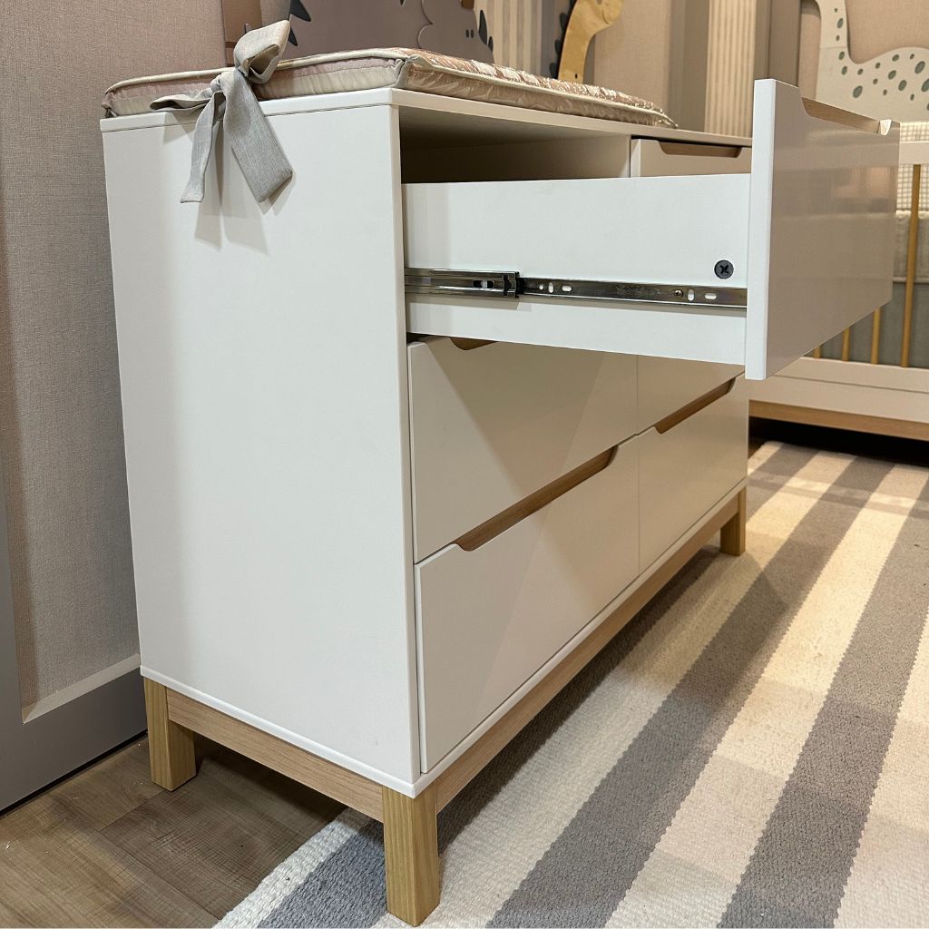 Cômoda Grande Infantil Cozy 6 Gavetas Cor Branco e Carvalho - Quater