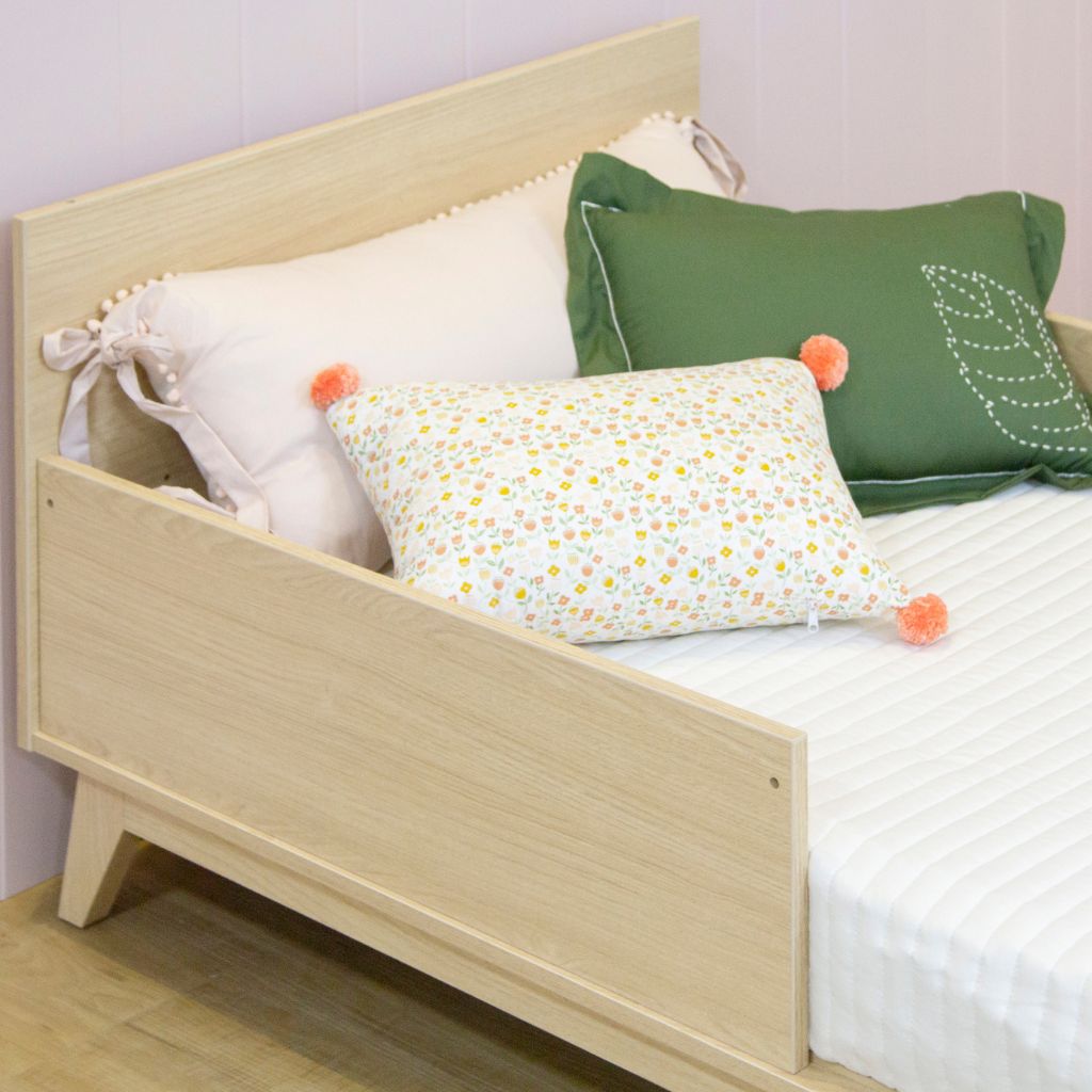 Conjunto Quarto Bebê: Berço + Cômoda 3 Gavetas e 1 Porta + Guarda Roupa 3 Portas e 2 Gavetas Petit Branco e Carvalho