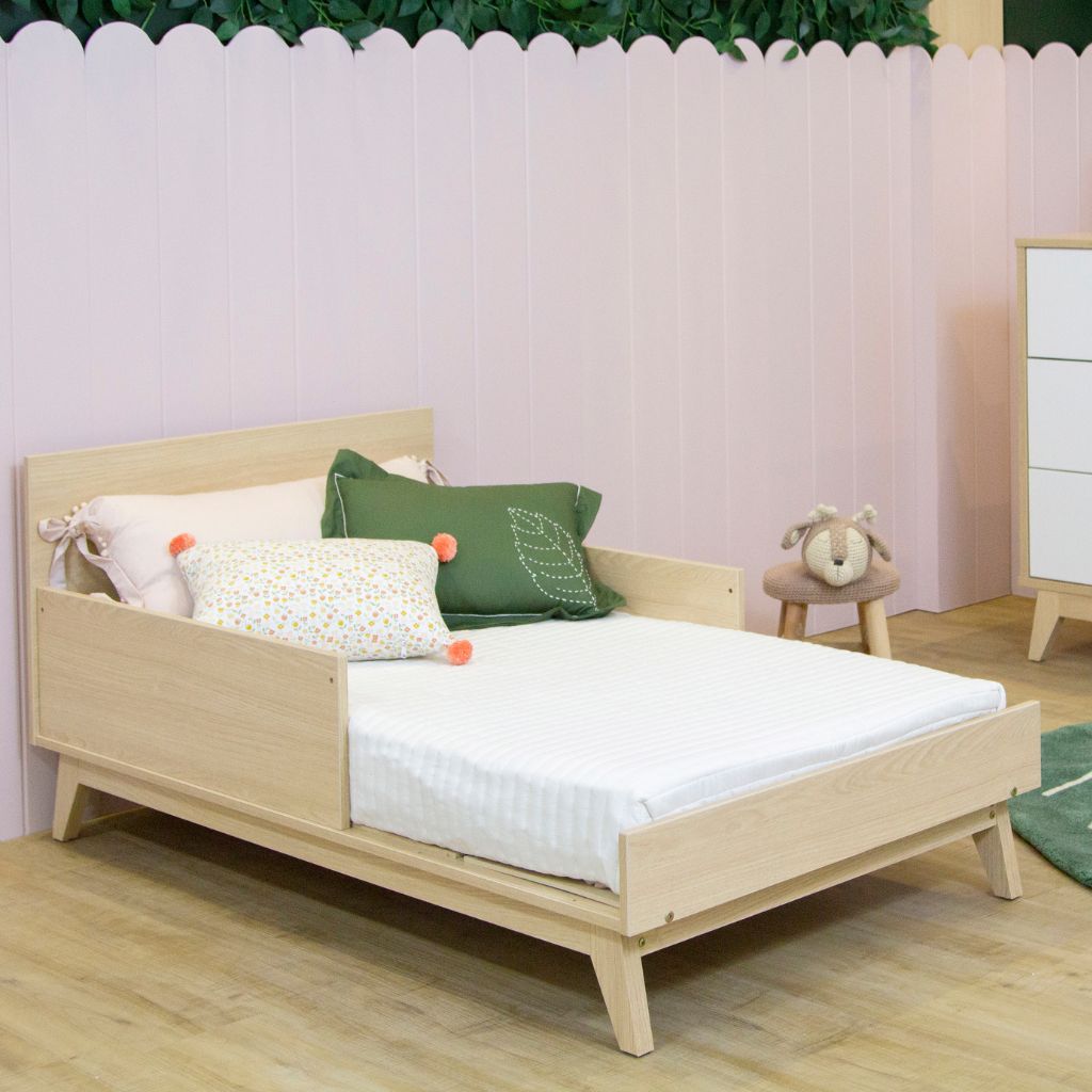 Conjunto Quarto Bebê: Berço + Cômoda 3 Gavetas e 1 Porta + Guarda Roupa 3 Portas e 2 Gavetas Petit Branco e Carvalho