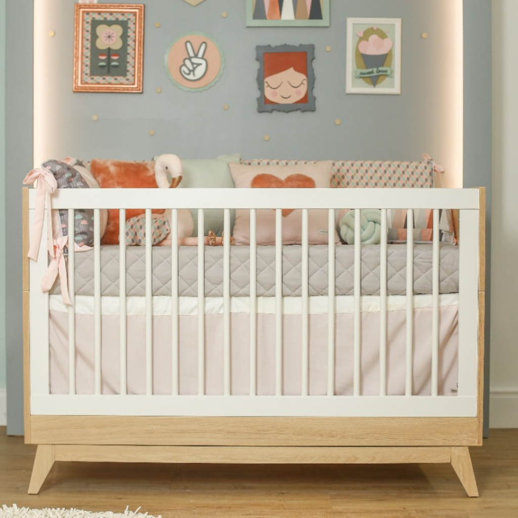 Conjunto Quarto Bebê: Berço + Cômoda 3 Gavetas e 1 Porta + Guarda Roupa 3 Portas e 2 Gavetas Petit Branco e Carvalho