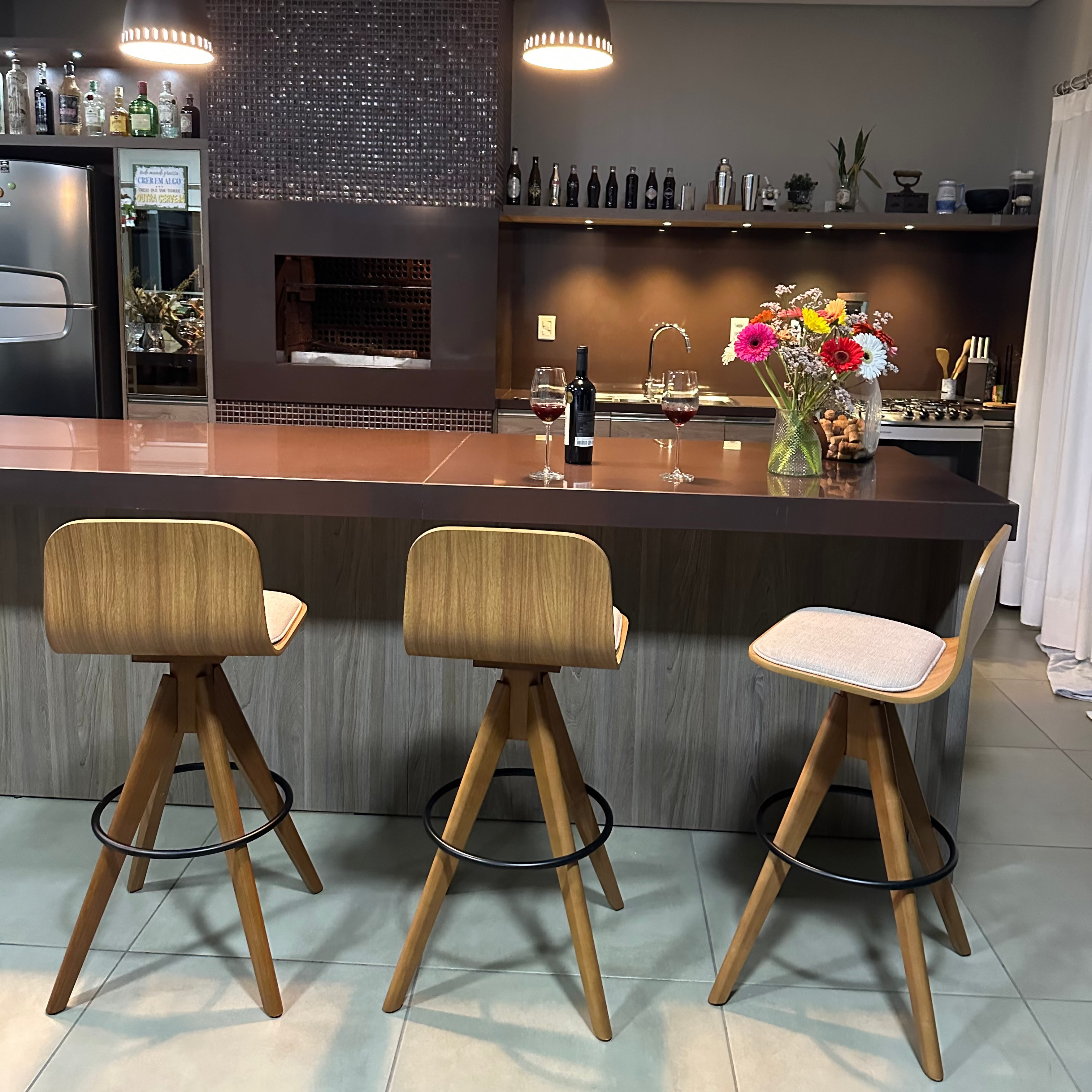 Banqueta Estofada Giratória Marina Cor Freijó Tecido Frise Claro