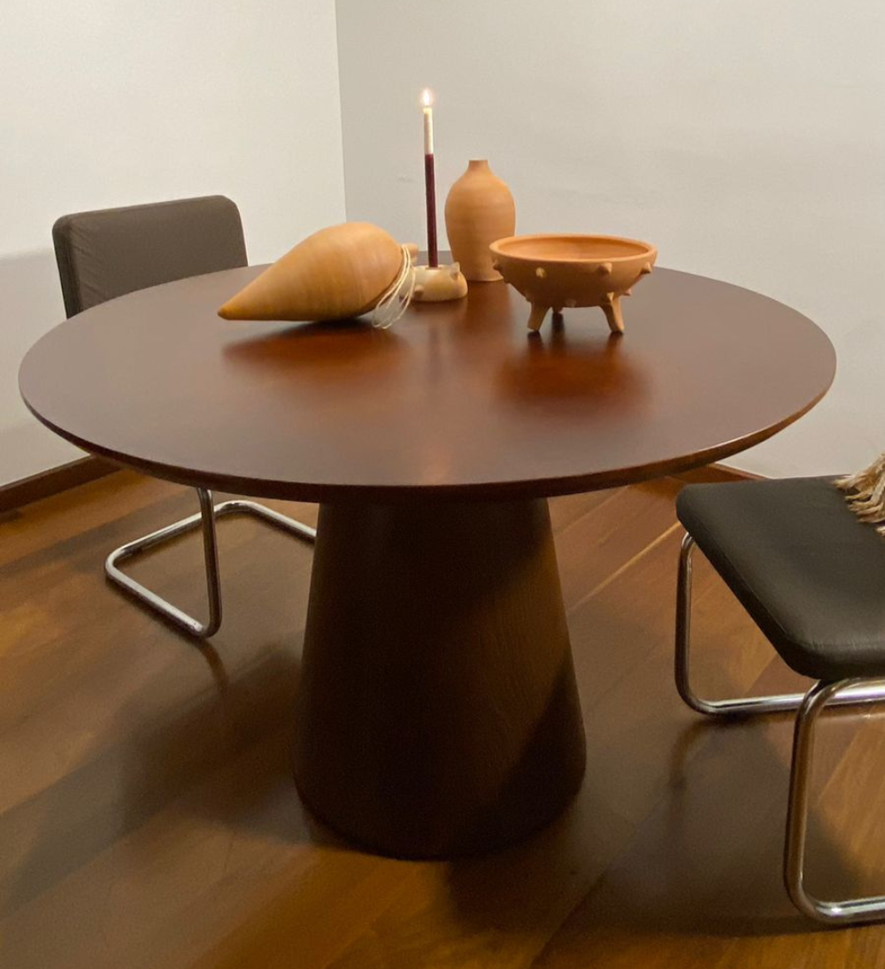 Mesa de Jantar Redonda Patrícia Base Cone Castanho e Tampo Castanho 110 cm