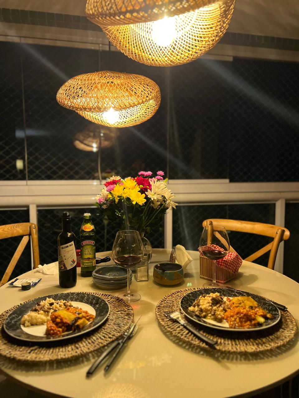 Mesa de Jantar Redonda Flora Base Cone Amêndoa e Tampo Fendi Com Vidro Sobreposto 110 cm