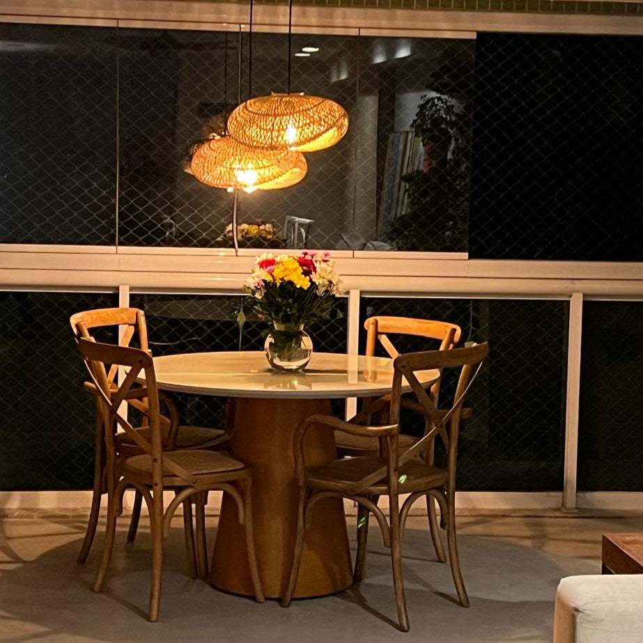 Mesa de Jantar Redonda Flora Base Cone Amêndoa e Tampo Fendi Com Vidro Sobreposto 110 cm