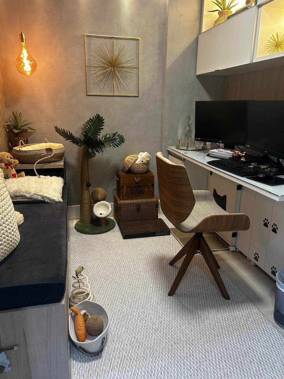 Cadeira de Jantar / Escritório Giratória Heloísa Cor Freijó Tecido Frise