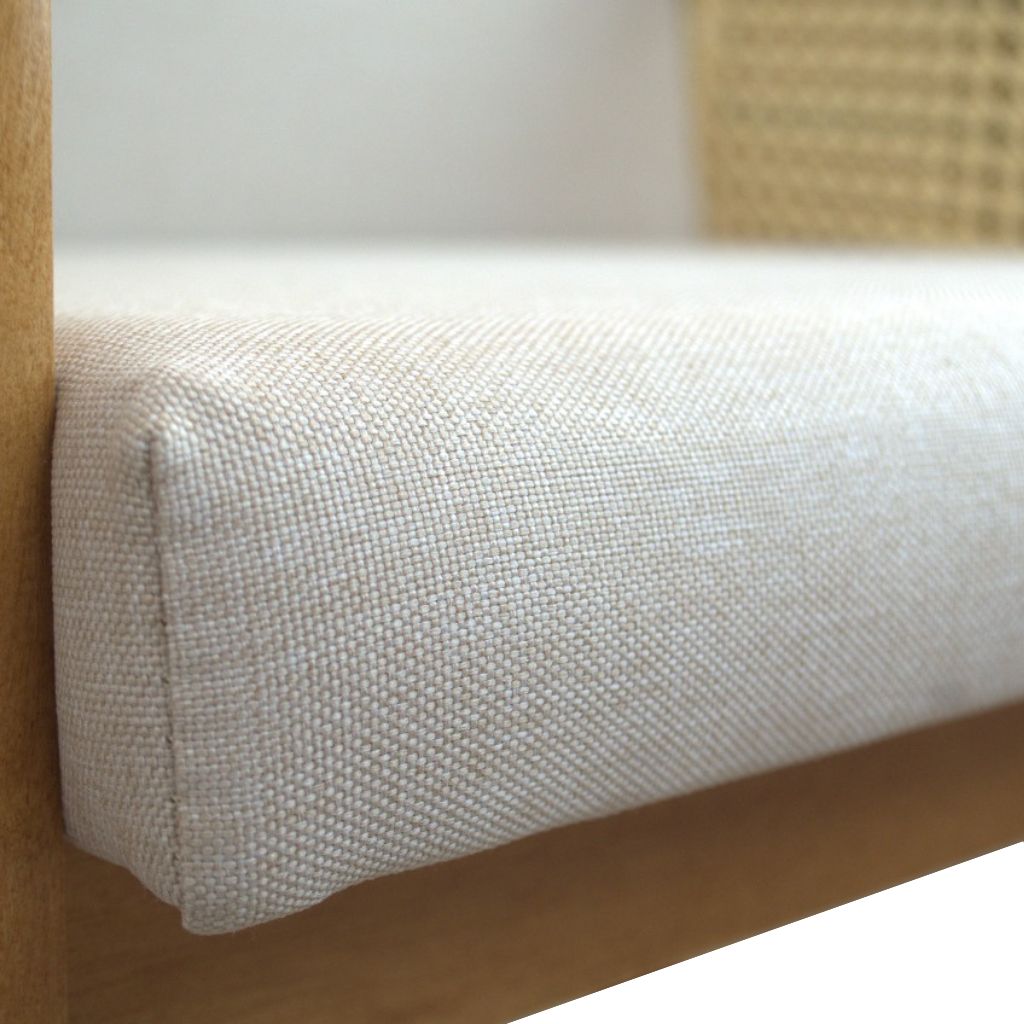 Cadeira de Madeira com Telinha Amália Cor Freijó Tecido Linho Bege