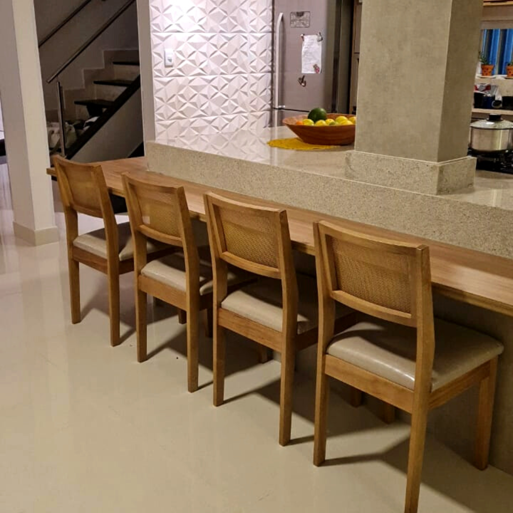 Cadeira em Madeira com Trama Natural e Estofado Silvia cor Amêndoa Tecido Suede