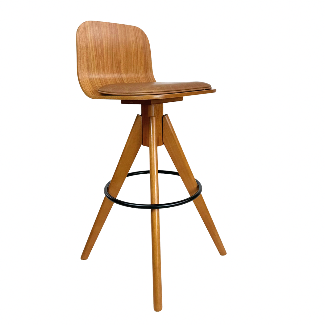 Banqueta Estofada Fixa Marina Cor Freijó Assento em Couríssimo Camel