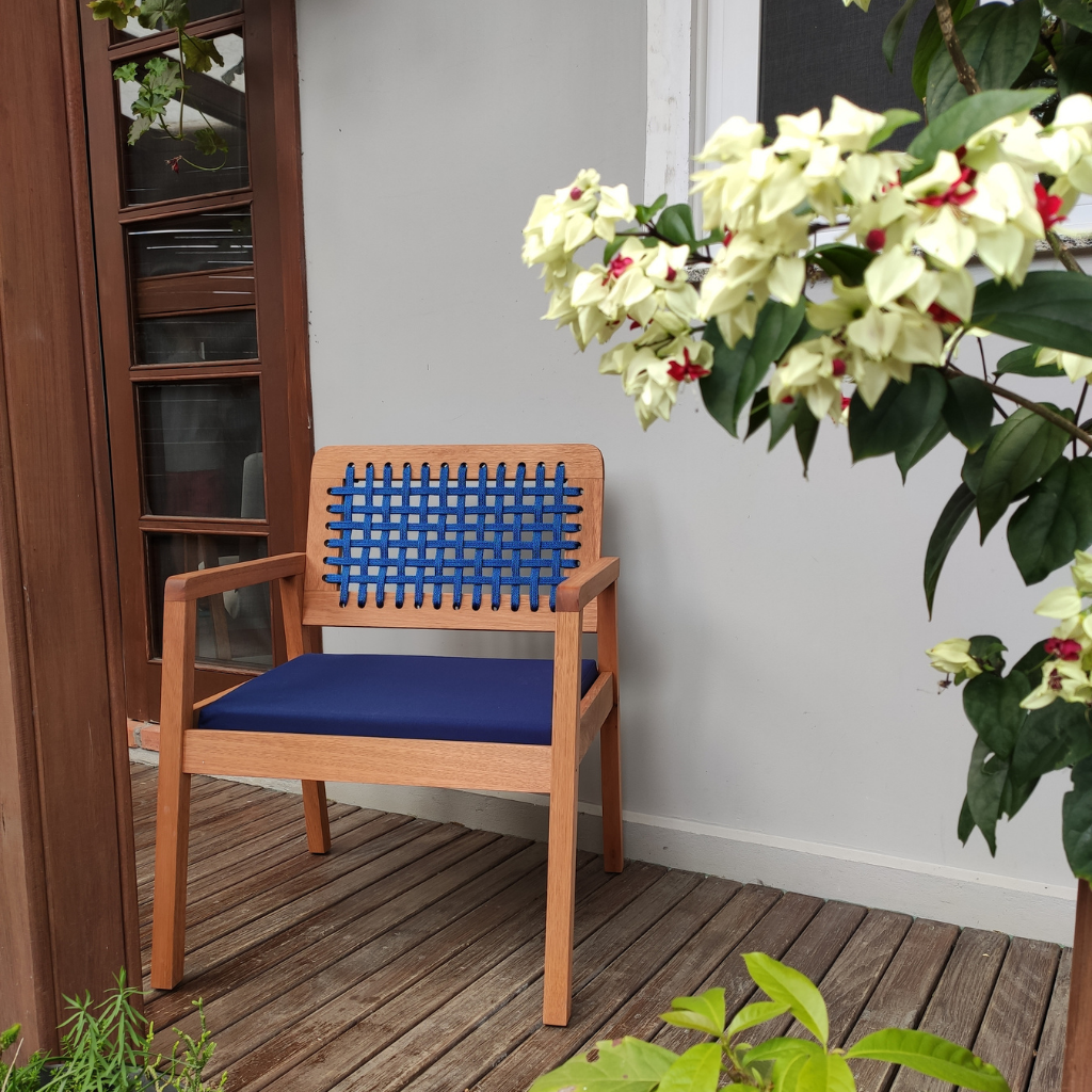 Poltrona Anice de Madeira com corda Azul Tecido Acquablock, destacando como irá ficar em sua casa