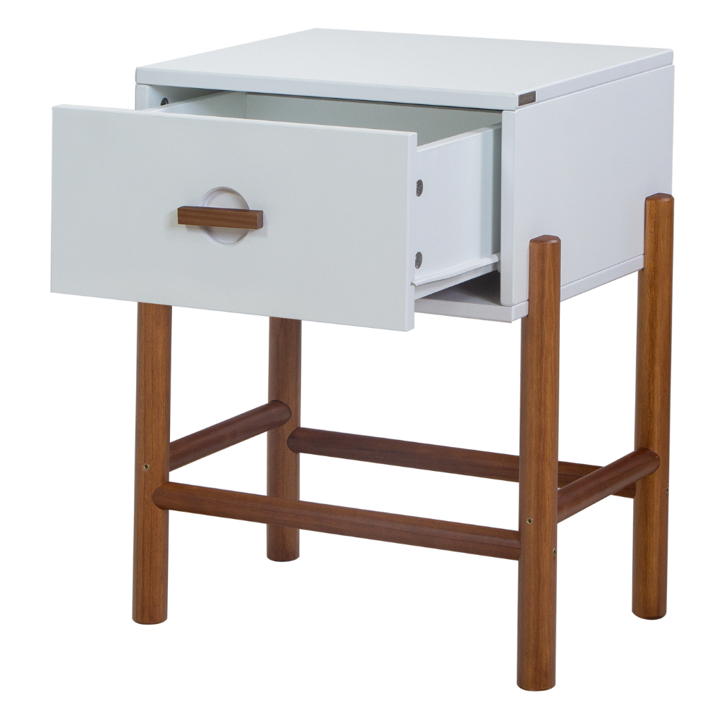 Mesa de cabeceira ring com gaveta, cor laca branca e com garapa natural, mostrando como ela fica com as gavetas abertas