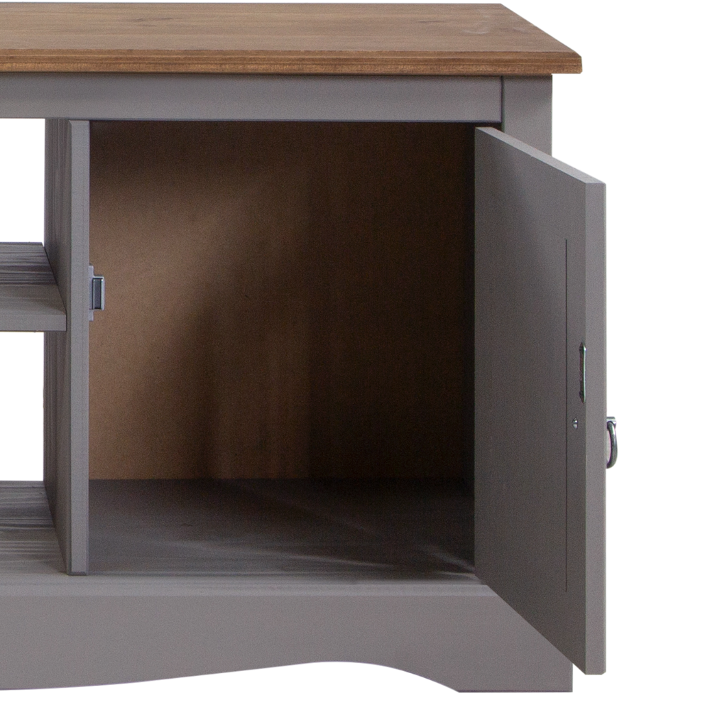Rack TV Boho 2 Portas 1 Prateleira Cor Madeira Natural Com Cinza, com apenas uma das portas abertas, já destacando a parte interior do movel