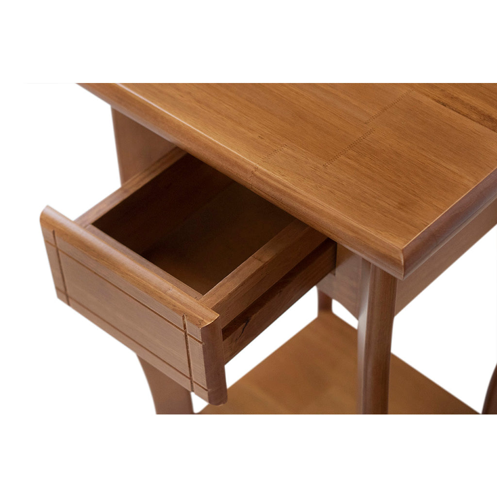 Mesa Lateral Em Madeira Boho Cor Amêndoa, destacando a sua prateleira aberta e como é o seu interior