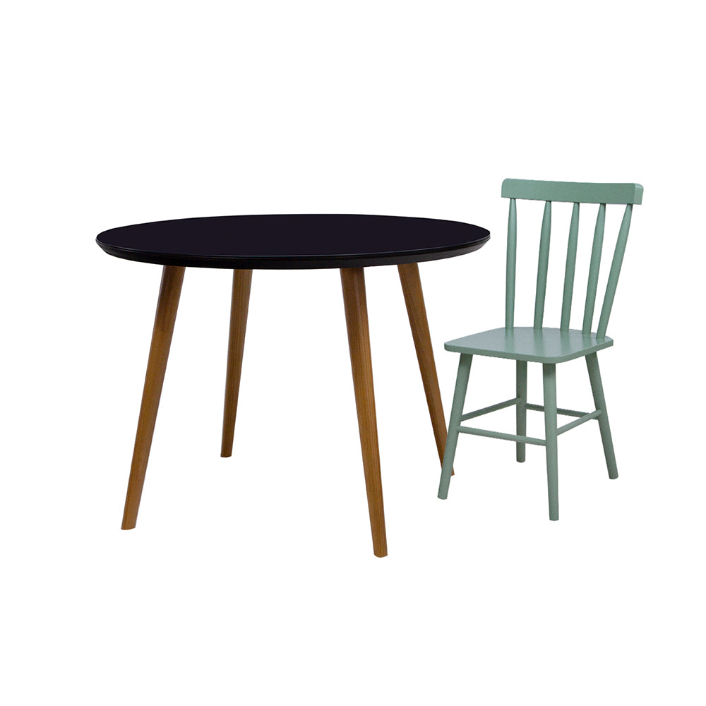 Cadeira em Madeira Liandra Cor Verde Oliva Encosto Ripado, visto com uma mesa ao seu lado, como um meio de exemplo de como irá ficar em sua casa