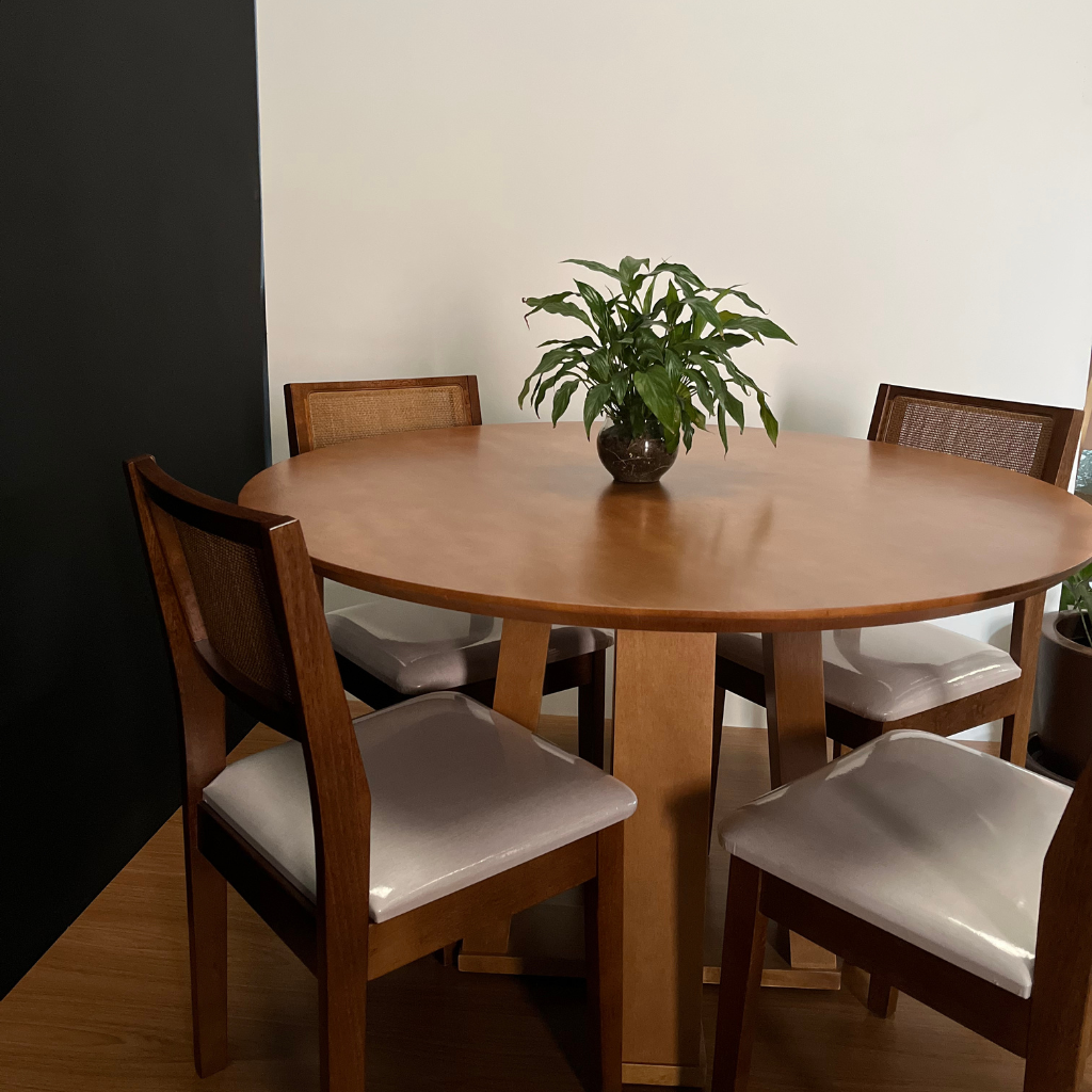 Mesa Redonda Rachel Base X e Tampo Amêndoa 110 cm + 4 Cadeiras Silvia Cor Imbuia com Trama Natural e Tecido Linho Conjunto