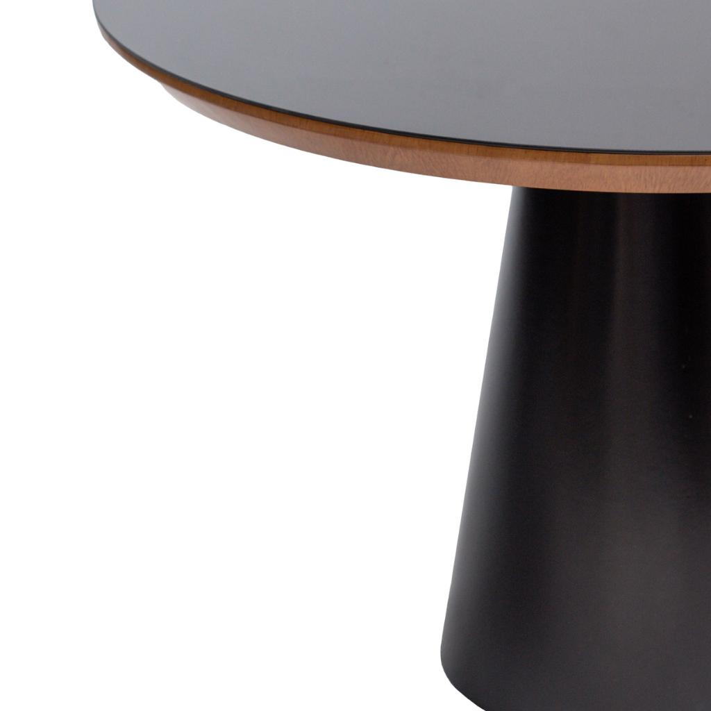 Mesa de jantar redonda charlotte base cone preto e tampo amêndoa e vidro preto 110 cm, destacando as bordas