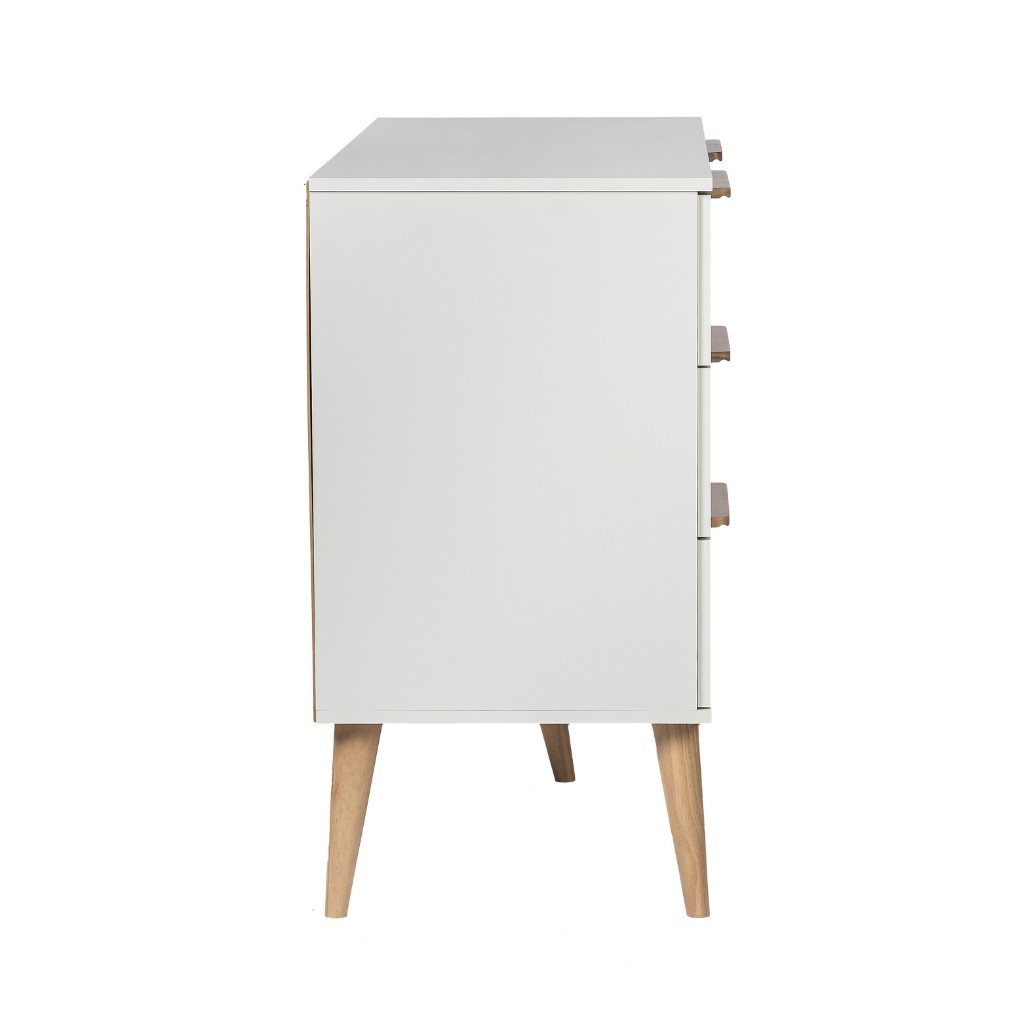 cômoda 4 gavetas e 1 prateleira retrô cor branca, puxador reto cor carvalho, pés palito, visto de lado