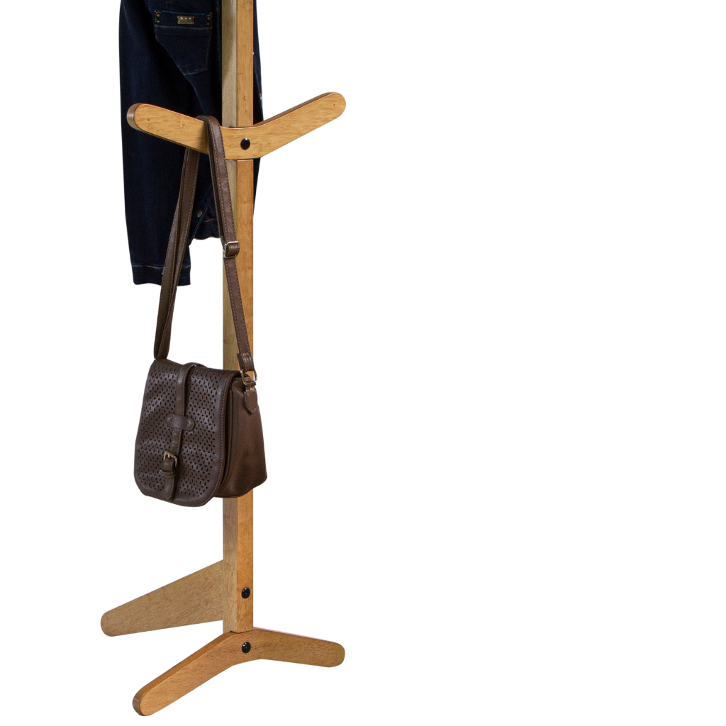 Cabideiro de madeira cor amêndoa, detalhando com uma blusa e uma bolsa