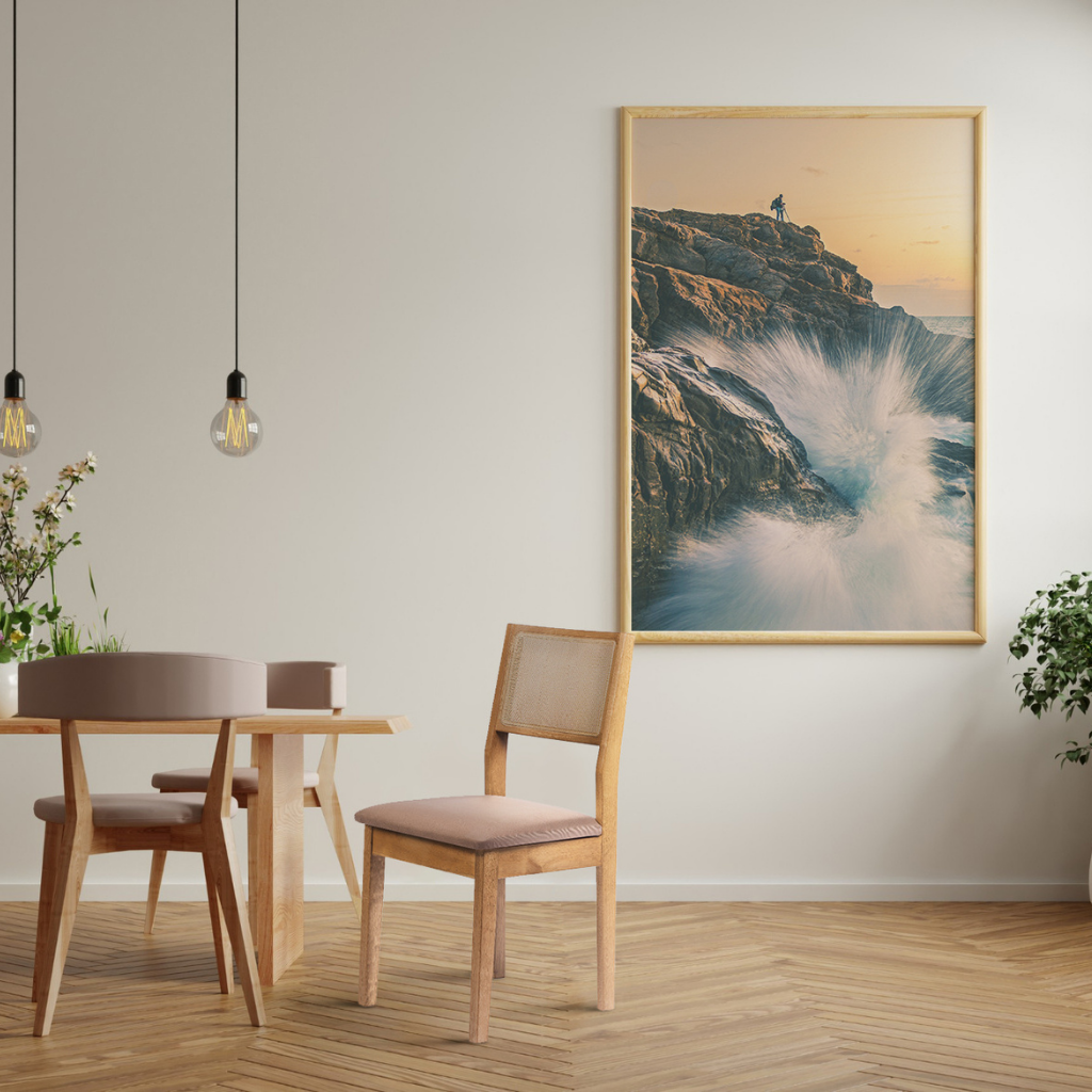 conjunto de 2 cadeiras de madeiras em trama natural e estufado silvia cor amêndoa tecido suede, detalhando como irá ficar em sua casa