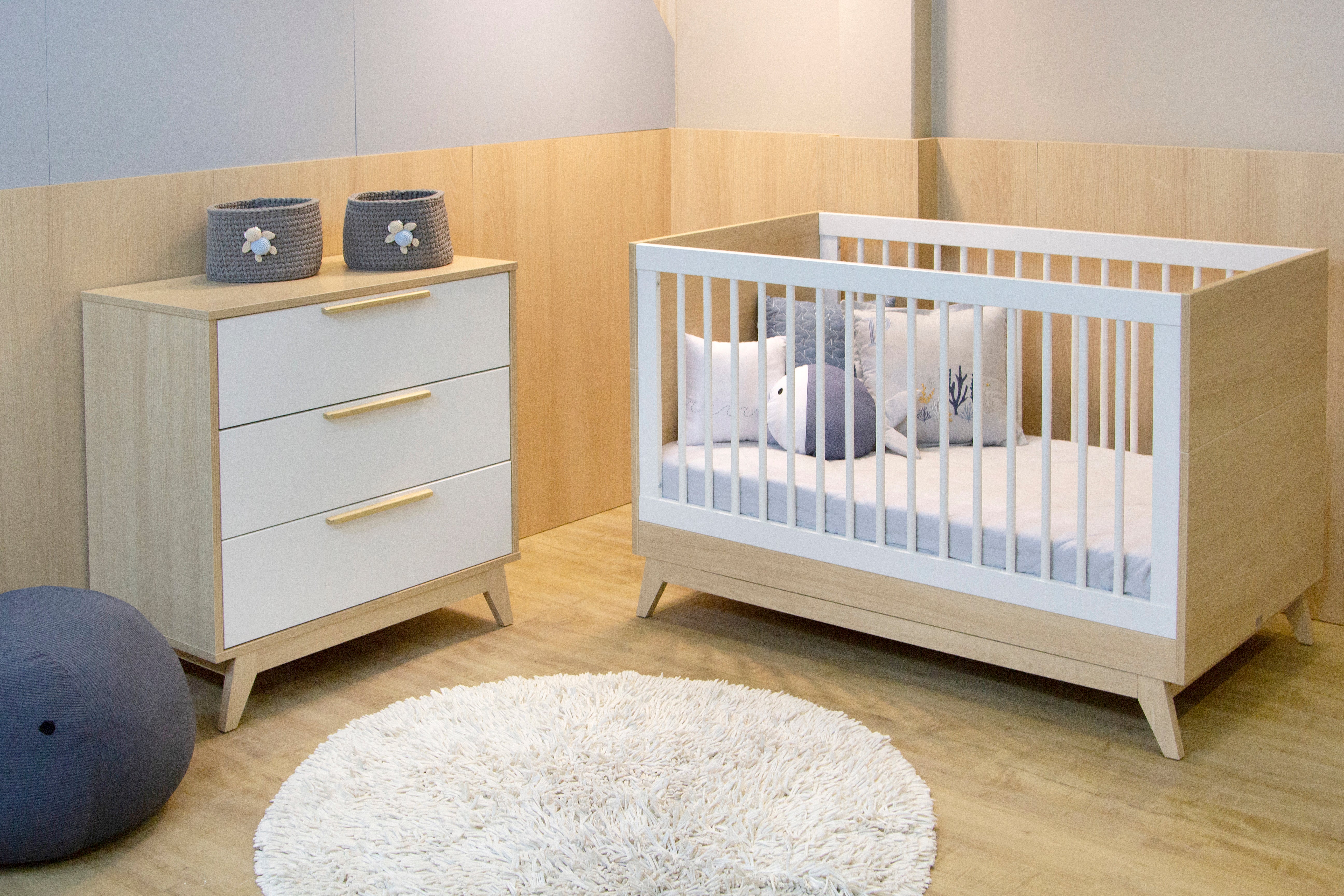 Conjunto Quarto Bebê: Berço + Cômoda 3 Gavetas Petit Branco e Carvalho