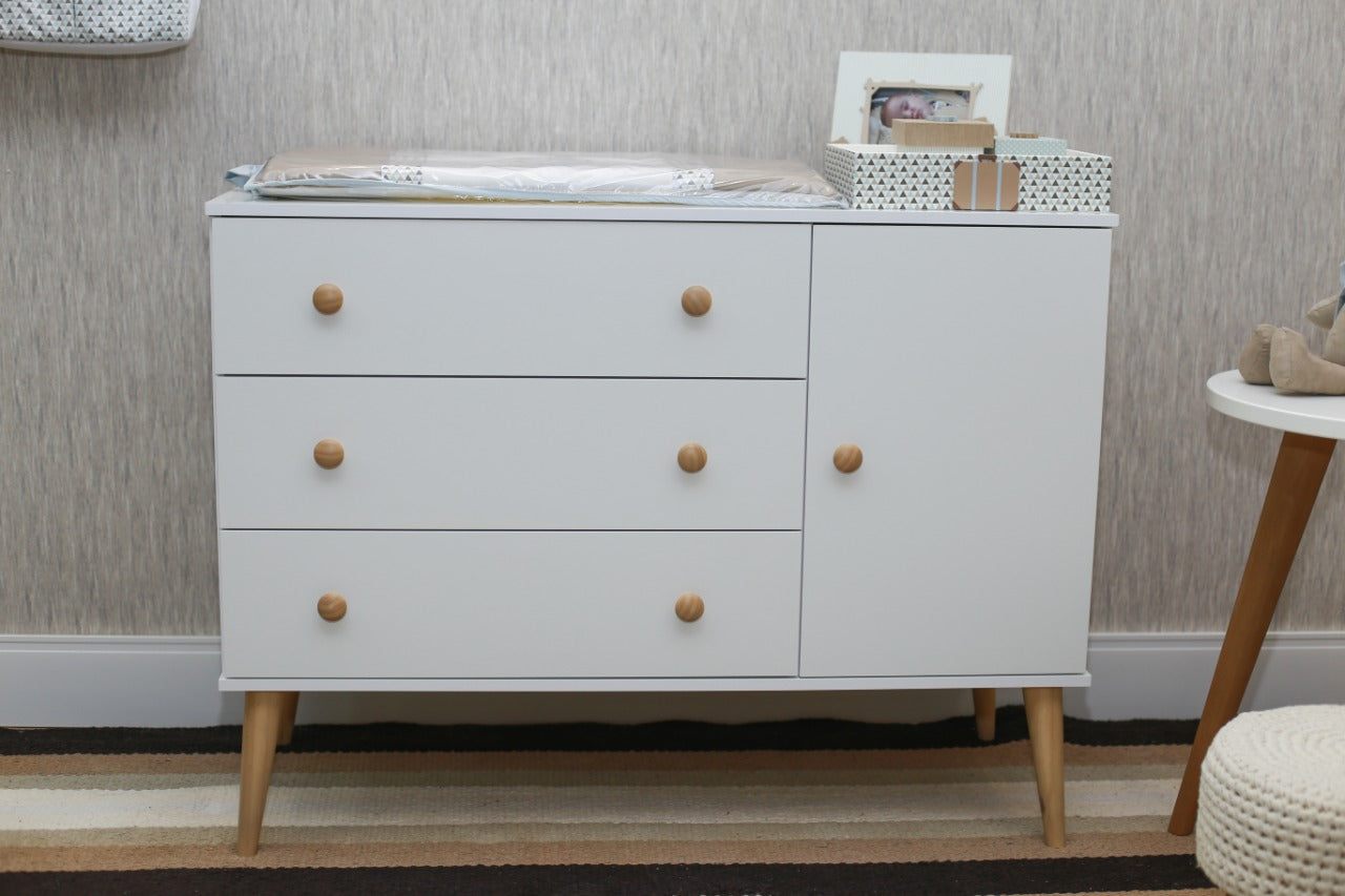 Conjunto Quarto Bebê: Berço 2 em 1 Retrô + Cômoda 3 Gav e 1 Porta Puxador Redondo