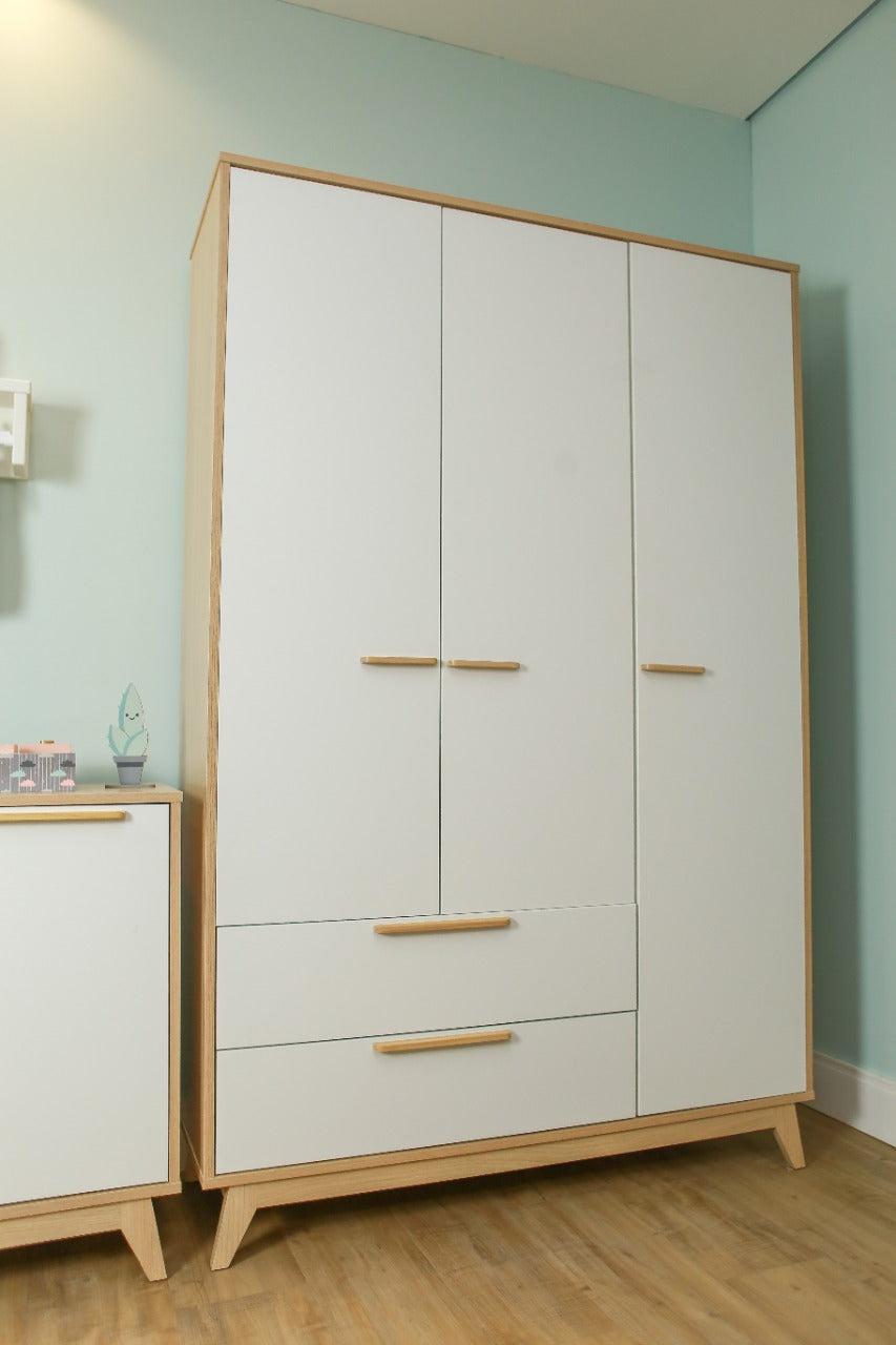 Conjunto Quarto Bebê: Berço + Guarda Roupa 3 Portas e 2 Gavetas Petit Branco e Carvalho