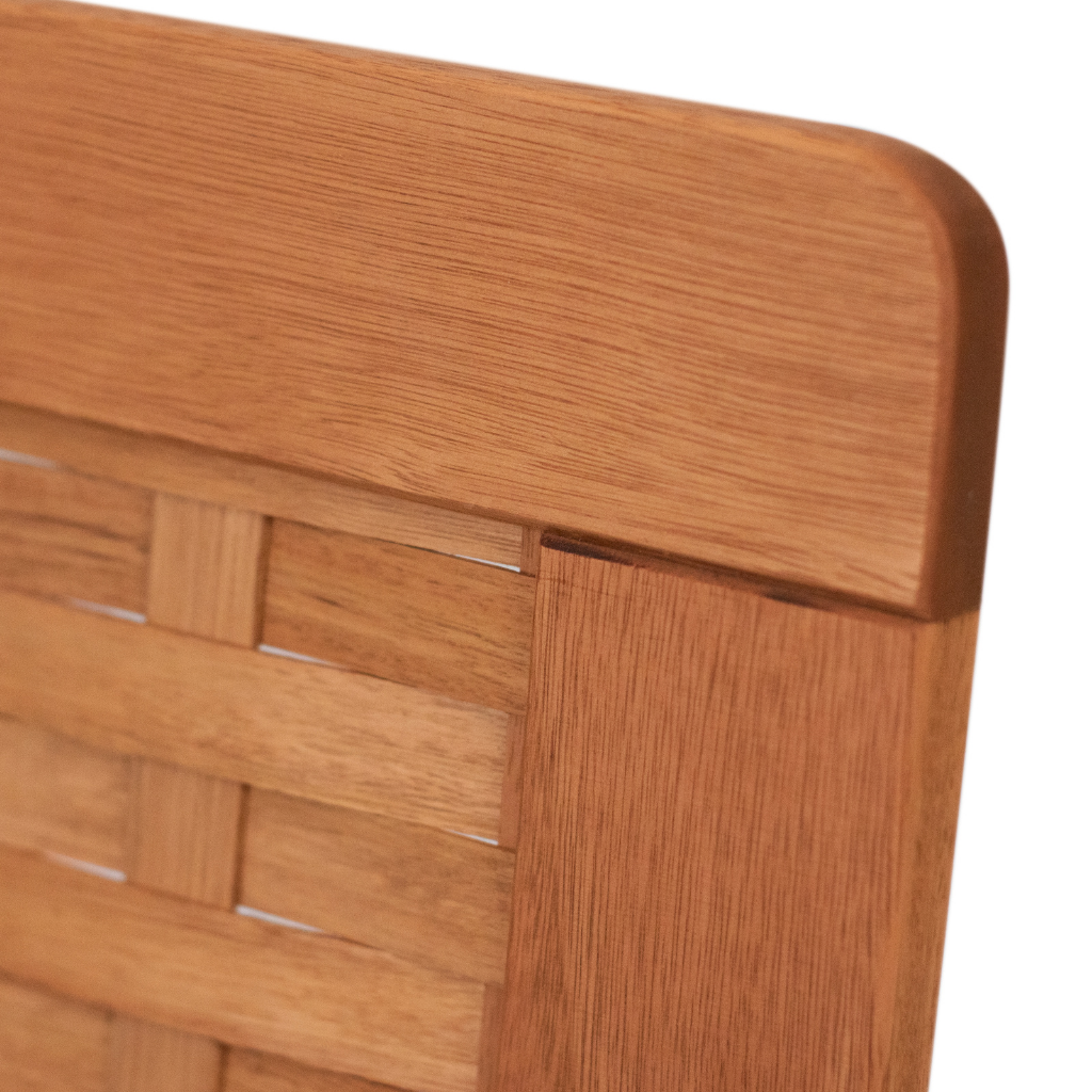 Sofá 2 Lugares Tulipa Em Madeira Trançado Cor Stain Castanheira com Tecido Preto Acquablock, destacando o canto do encosto e o acabamento do mesmo