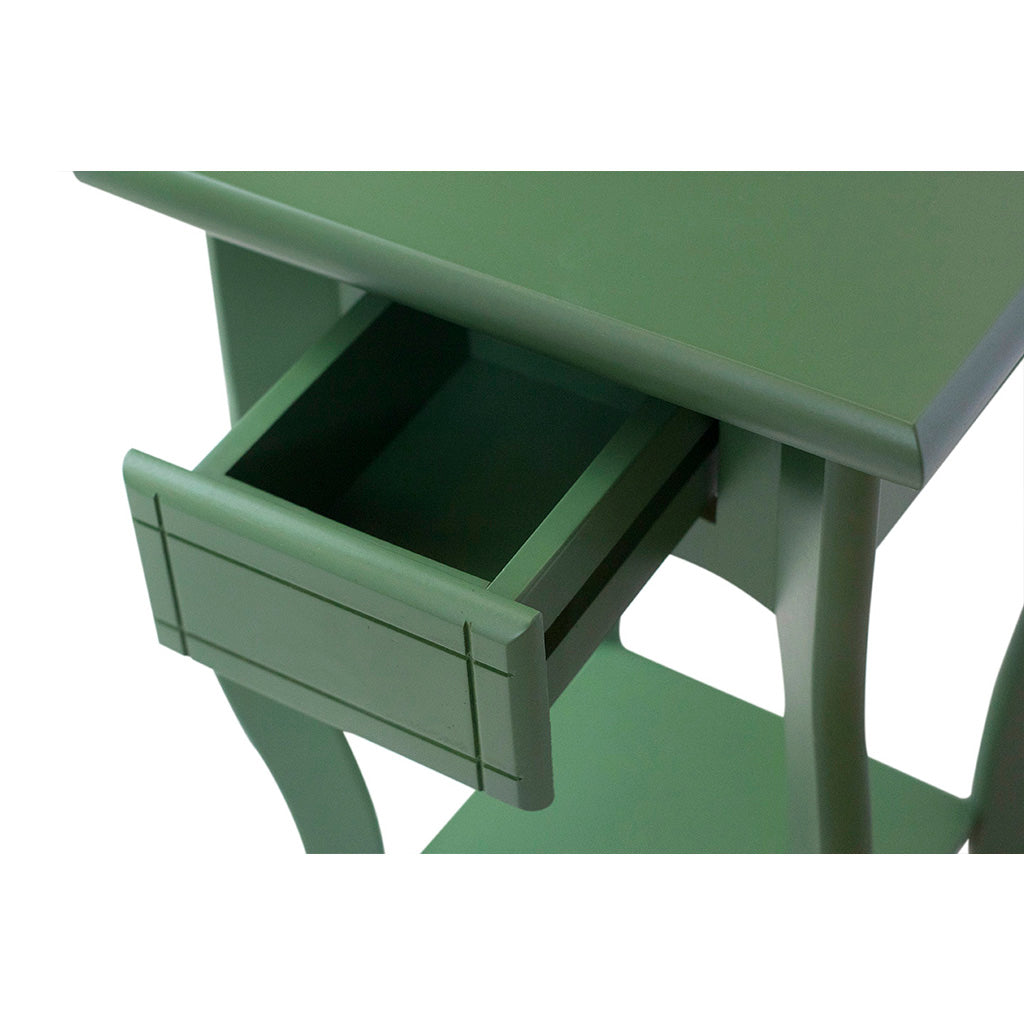 Mesa Lateral Em Madeira Boho Cor Verde, destacando a sua prateleira aberta e a parte interior