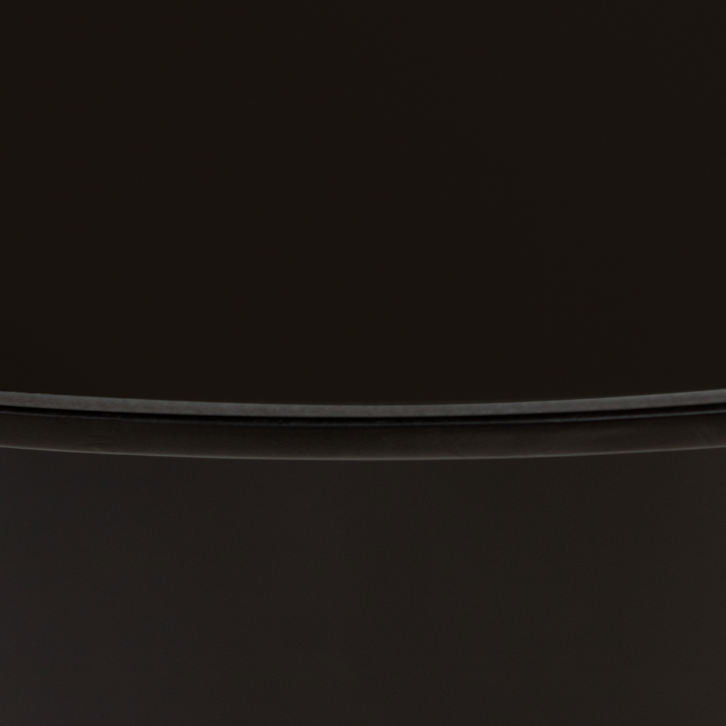 Mesa de Jantar Redonda Rafaela Cone Preto Tampo Preto e Vidro Sobreposto Preto 140 cm, destacando as bordas