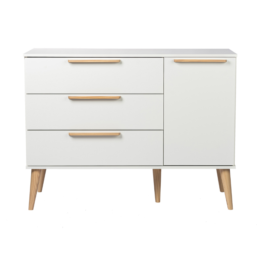 cômoda 4 gavetas e 1 prateleira retrô cor branca, puxador reto cor carvalho, pés palito, visto de frente