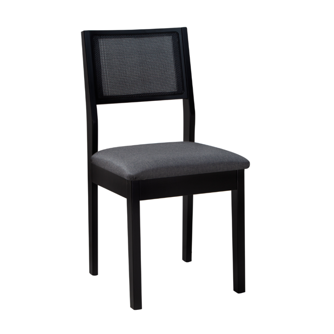 conjunto de 2 cadeiras em madeira com trama natural e estofado silvia cor preto, tecido linho escuro, visto de lado
