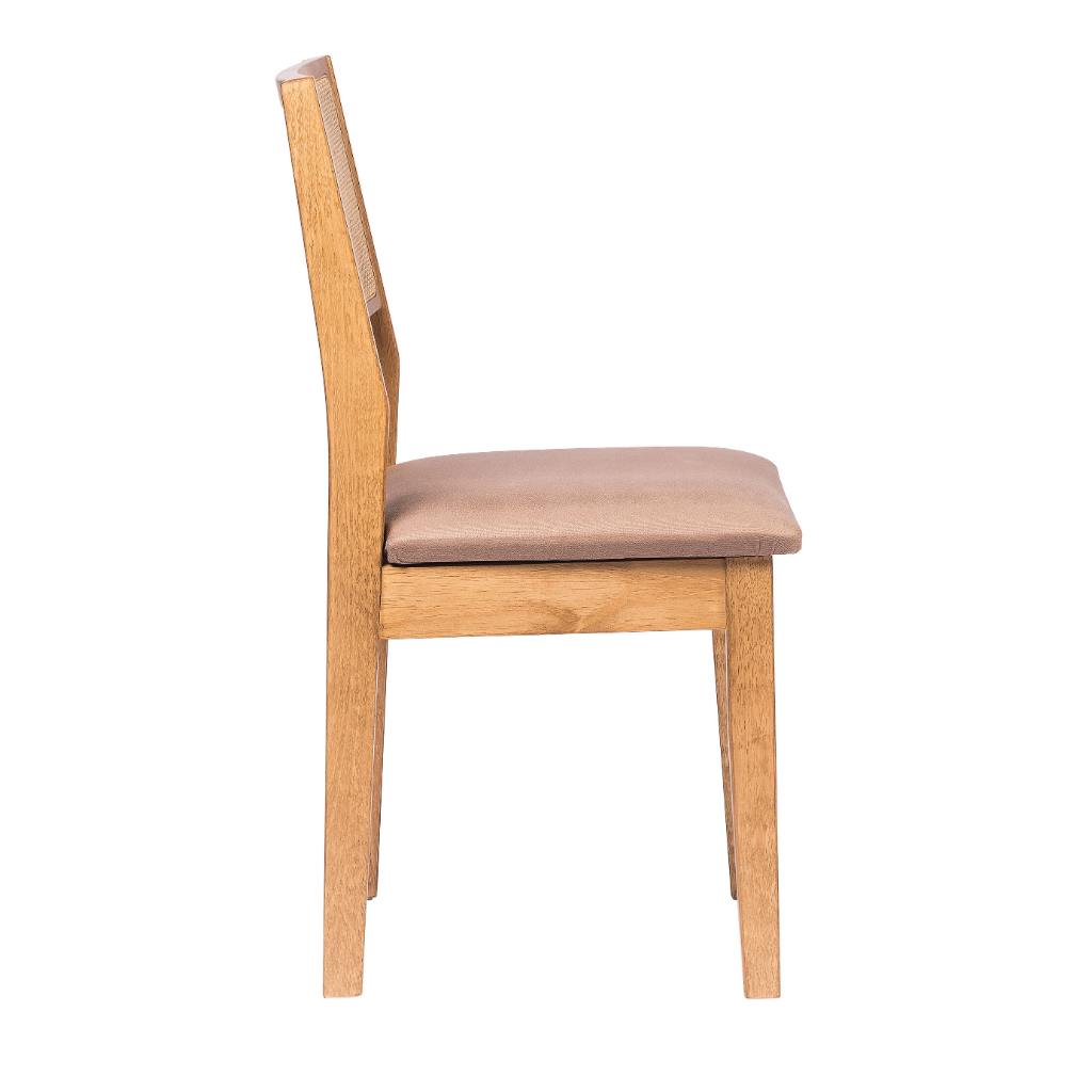 conjunto de 2 cadeiras de madeiras em trama natural e estufado silvia cor amêndoa tecido suede, visto de lado